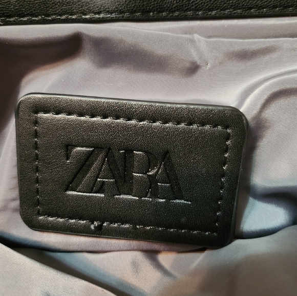 CLASSIC Contemporary Quilted Chain Shoulder Bag EUC, Faux LEATHER - Picture 3 of 16